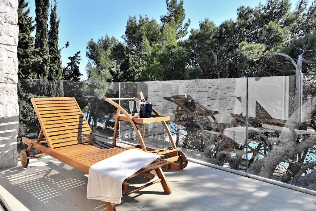 Chiponsky One - 5 Star Beachfront Property Bol Exteriör bild