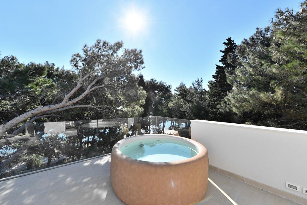 Chiponsky One - 5 Star Beachfront Property Bol Exteriör bild