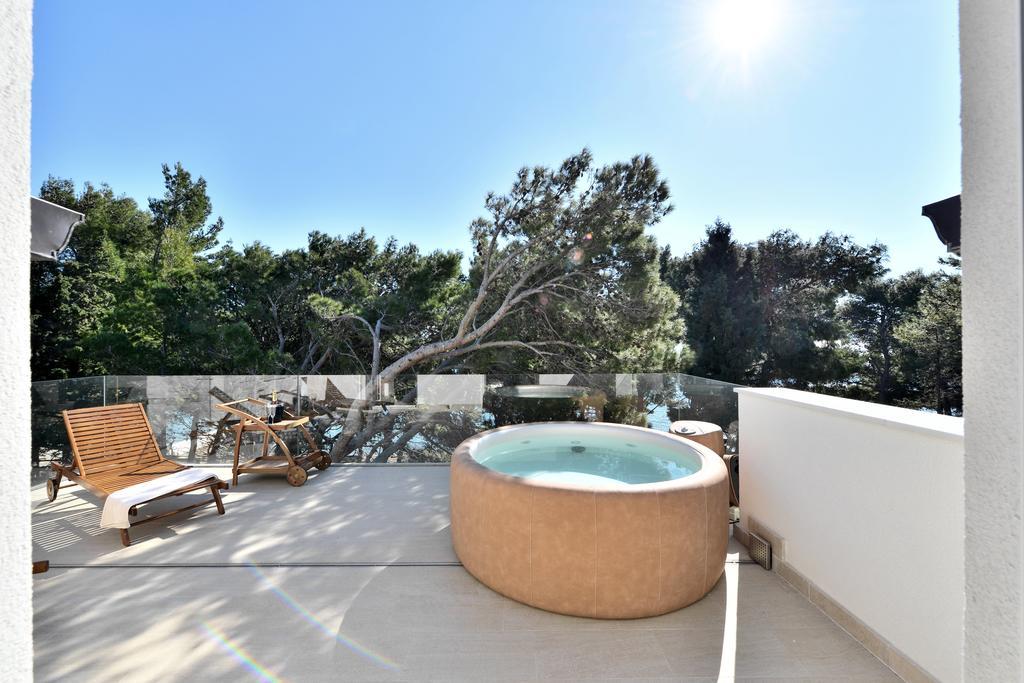 Chiponsky One - 5 Star Beachfront Property Bol Exteriör bild