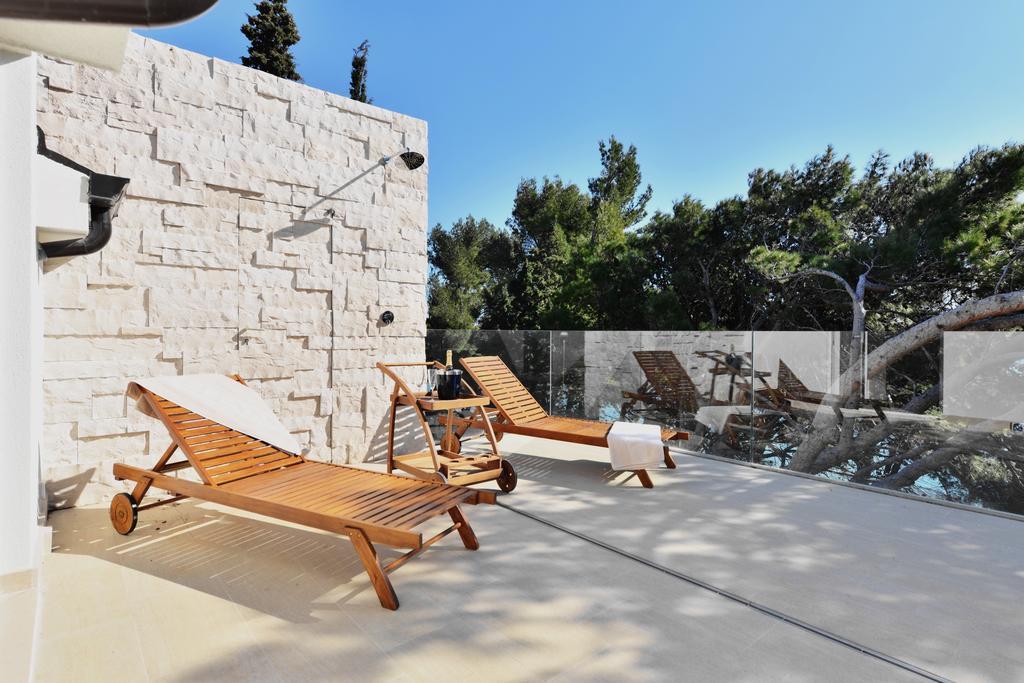 Chiponsky One - 5 Star Beachfront Property Bol Exteriör bild